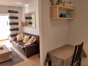 Smart-TV, bøker og stereoanlegg