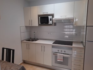 Frigorífico, microondas, horno y placa de cocina