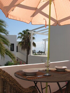 Outdoor dining - Cosy, modern, quiet Apartment ideal for couples, no complex, sea view (Tías)