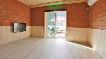 Double Room (Ootseum Room) | Desk, blackout drapes, soundproofing, free WiFi
