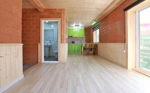 Tweepersoonskamer (Jeulguhwoon Room) | Een bureau, verduisterende gordijnen, geluiddichte muren, gratis wifi