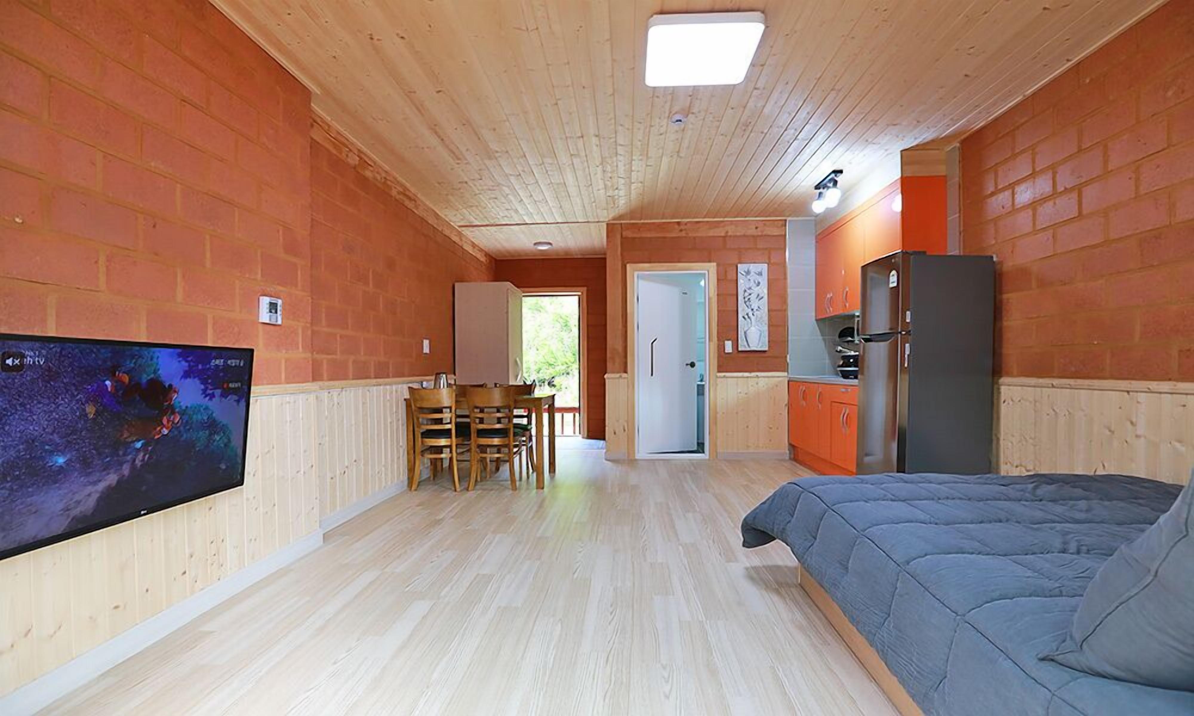 Double Room (Pogeunhan Room) | Desk, blackout drapes, soundproofing, free WiFi