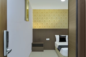 Deluxe Double Room, 1 Queen Bed | 1 bedroom, desk, iron/ironing board, free WiFi