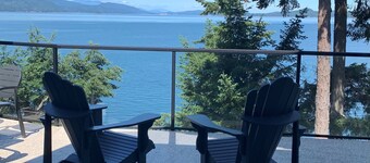 Ocean Front- 8 bedroom luxury vacation home featuring  boat moorage and kayaks