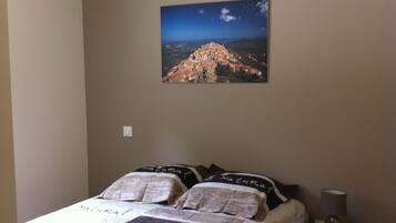 4 多间卧室、客房内保险箱、熨斗/熨衣板、WiFi