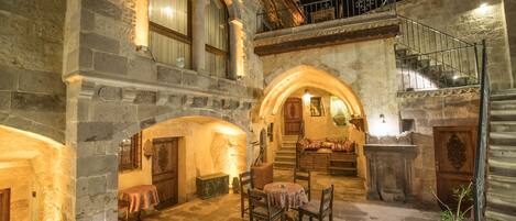 Majoituspaikan julkisivu illalla/yöllä