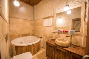 Deluxe Double Stone Room with spa bath | Bathroom | Designer toiletries, hair dryer, bathrobes, slippers - Charming Cave Hotel (Nevsehir)