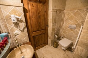 Standard Cave Room | Dusche im Bad