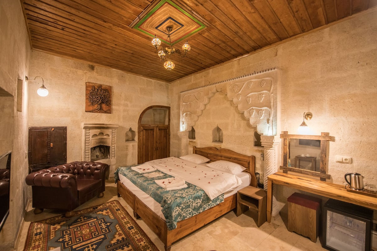 Deluxe Double Stone Room with spa bath | 1 camera, biancheria da letto di alta qualità, una cassaforte in camera
