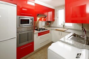 Coffee/tea maker, fridge, microwave, oven