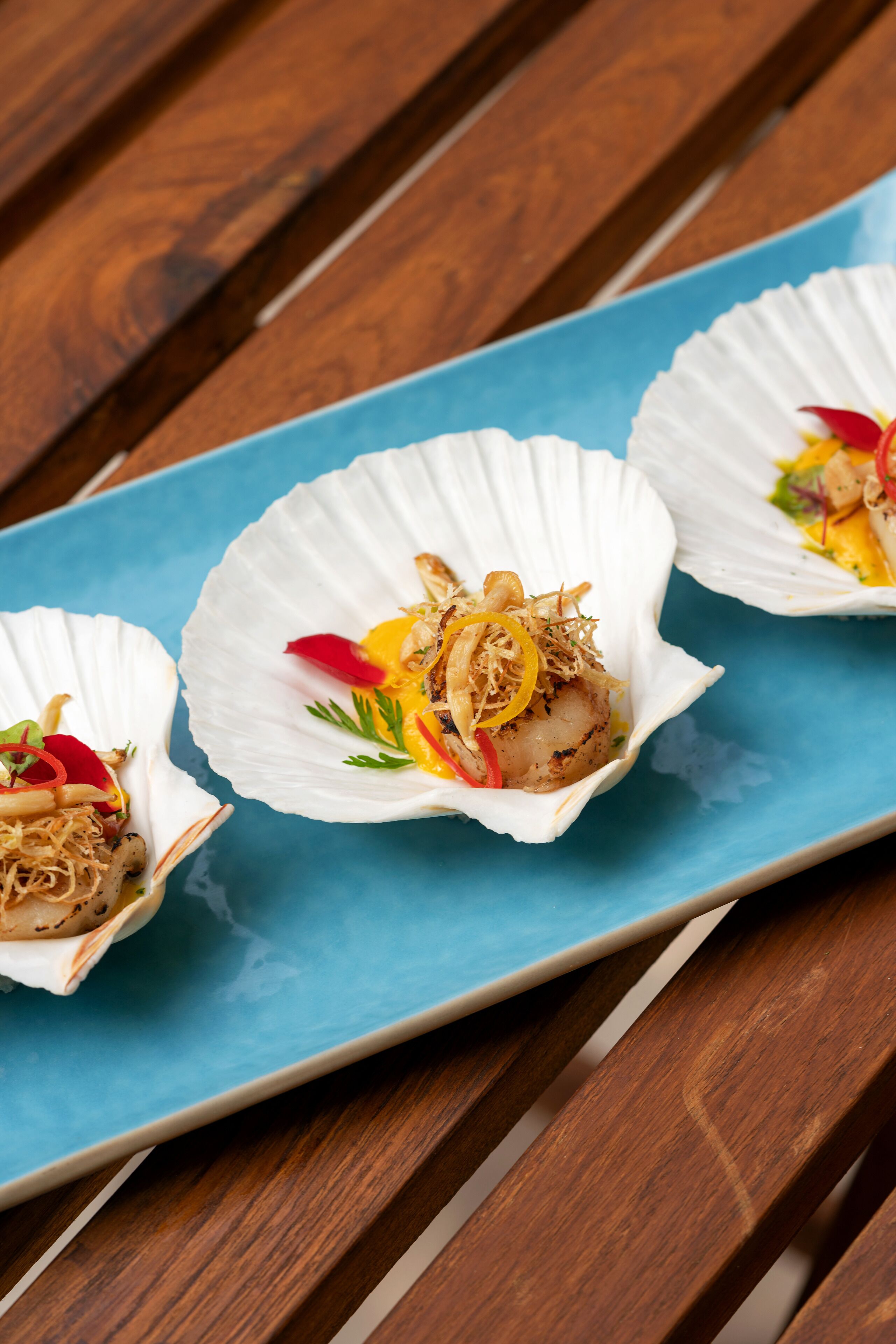 3 restaurants, lunch, dinner served; international cuisine