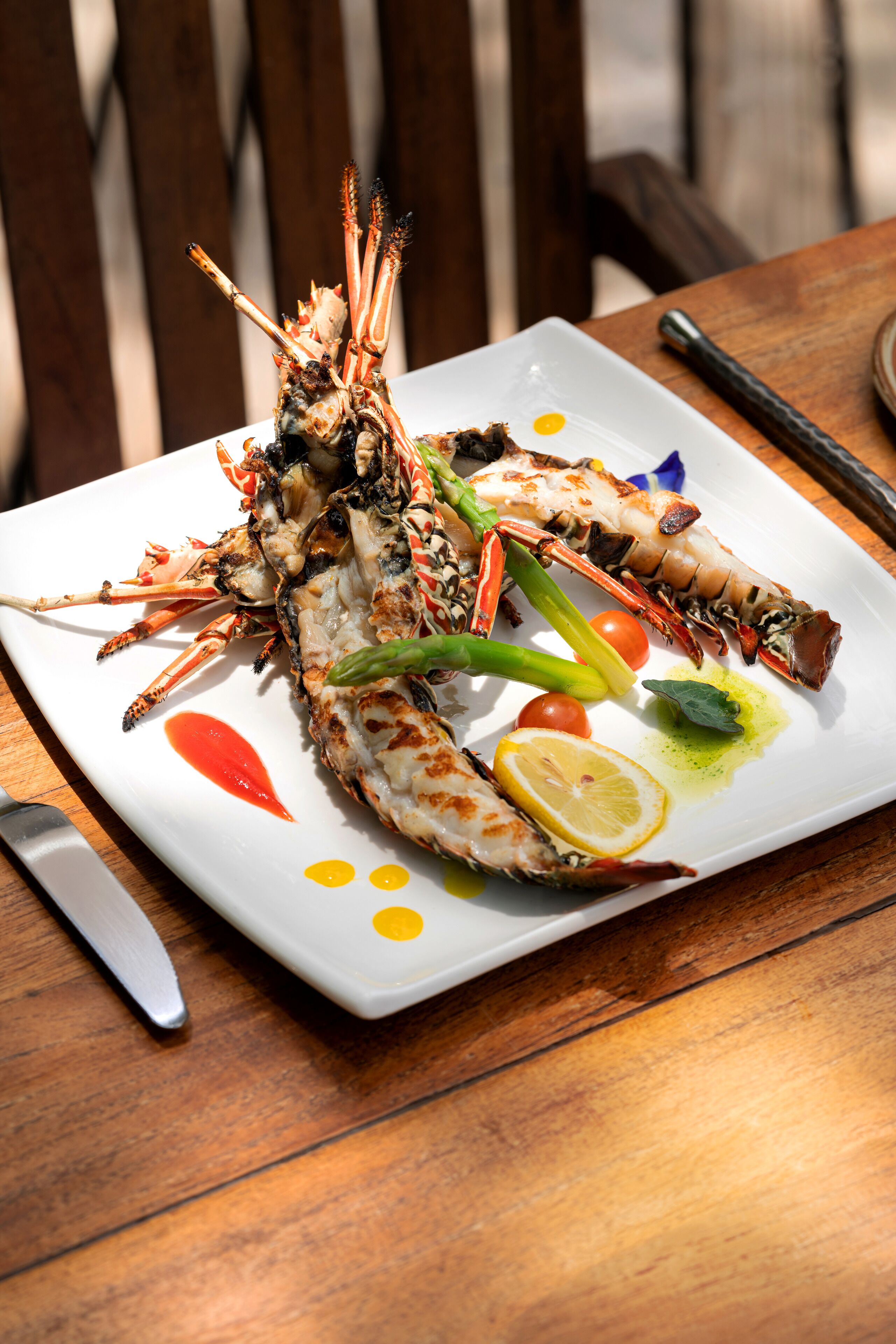 3 restaurants, lunch, dinner served; international cuisine