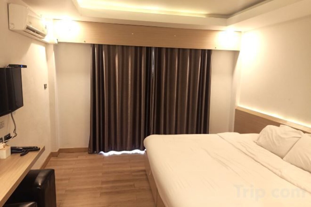 Escritorio, wifi gratis y ropa de cama 