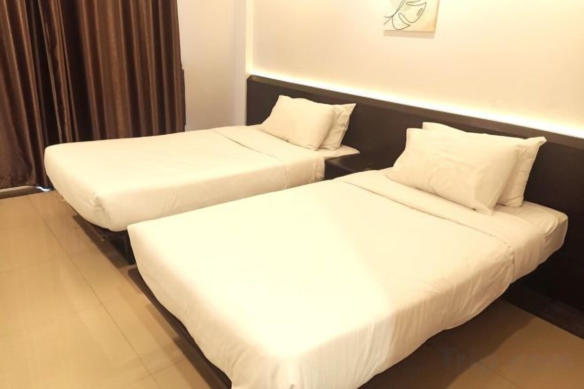 Escritorio, wifi gratis y ropa de cama 