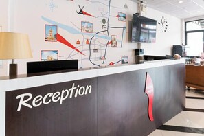 Reception - Smile Place Hotel Chiang Rai (Chiang Rai)