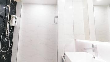 Tomannsrom – standard | Bad | Dusj, toalettartikler (inkludert), hårføner og håndklær