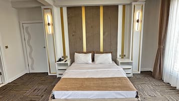 King Suite room | Een minibar, een kluis op de kamer, een bureau, geluiddichte muren