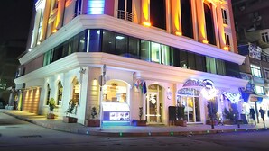 A multi-story hotel with a classic architectural design, featuring large windows and a prominent entrance. - My House Otel (Samsun)