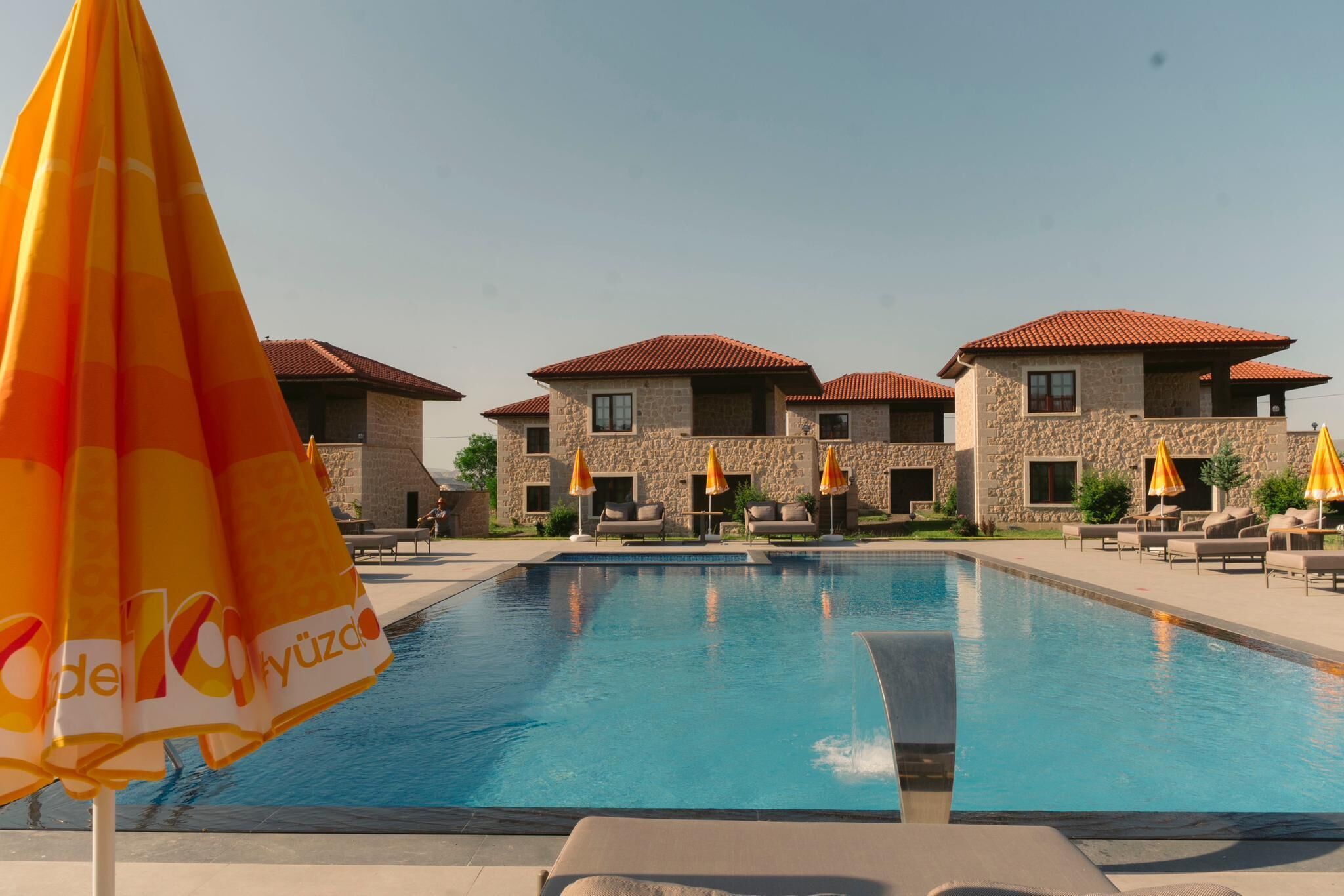 Una piscina al aire libre de temporada