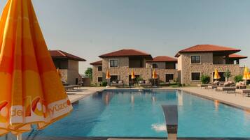 Una piscina al aire libre de temporada