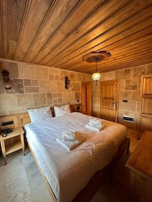 Chambre Standard | Literie de qualité, minibar, coffre-fort, bureau