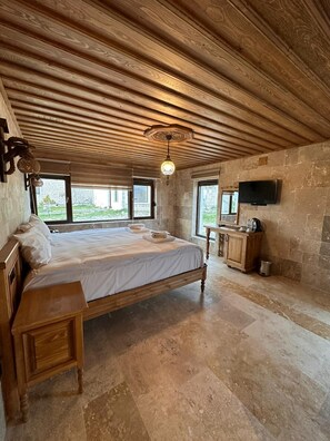 Standaard kamer | Luxe beddengoed, een minibar, een kluis op de kamer, een bureau