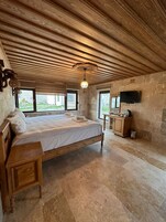 标准房 | 高档床上用品、迷你吧、客房内保险箱、办公桌