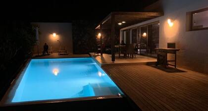 Uusi ylellinen huvila, oma uima-allas ja upeat näkymät