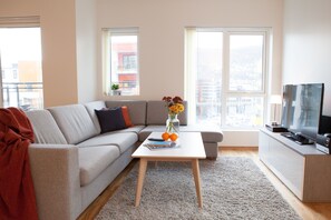 Two-bedroom apartment with balcony (4 ppl.) | Living room | Flat-screen TV