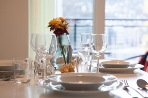 Two-bedroom apartment with balcony (4 ppl.) | Essbereich im Zimmer