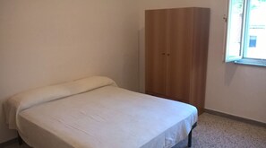 1 chambre, fer et planche à repasser, accès Internet, draps fournis