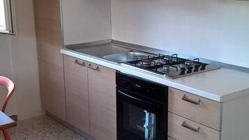 Refrigerador, horno, parrilla de estufa y utensilios de cocina