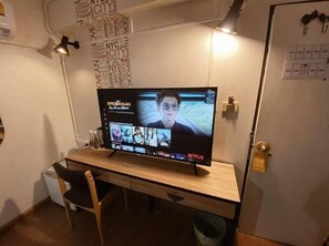 Deluxe Room | Television - Khaosan Art Hotel (Bangkok)