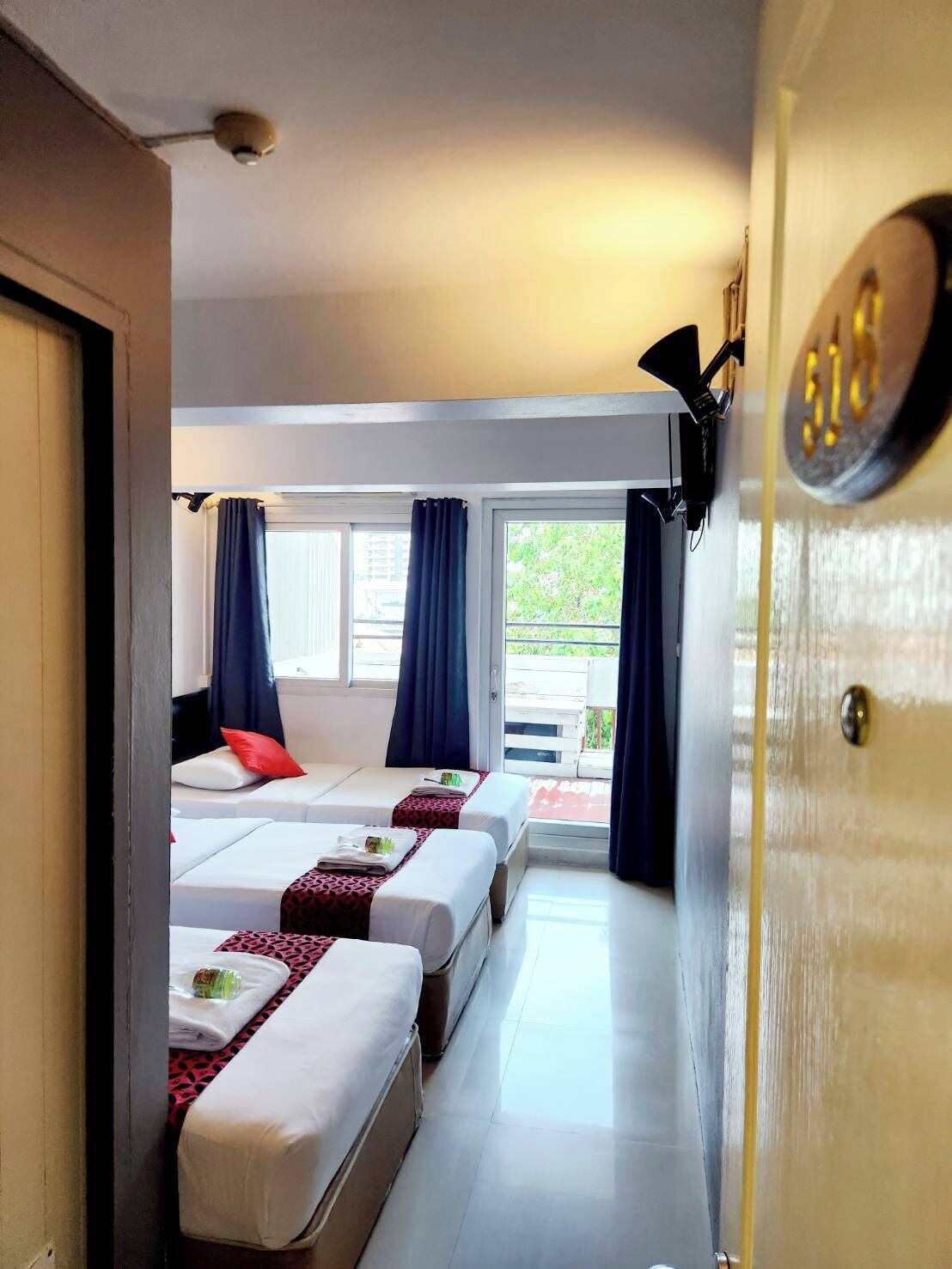 Family Room with Balcony (High Floor) | 隔音、免费 WiFi、床单