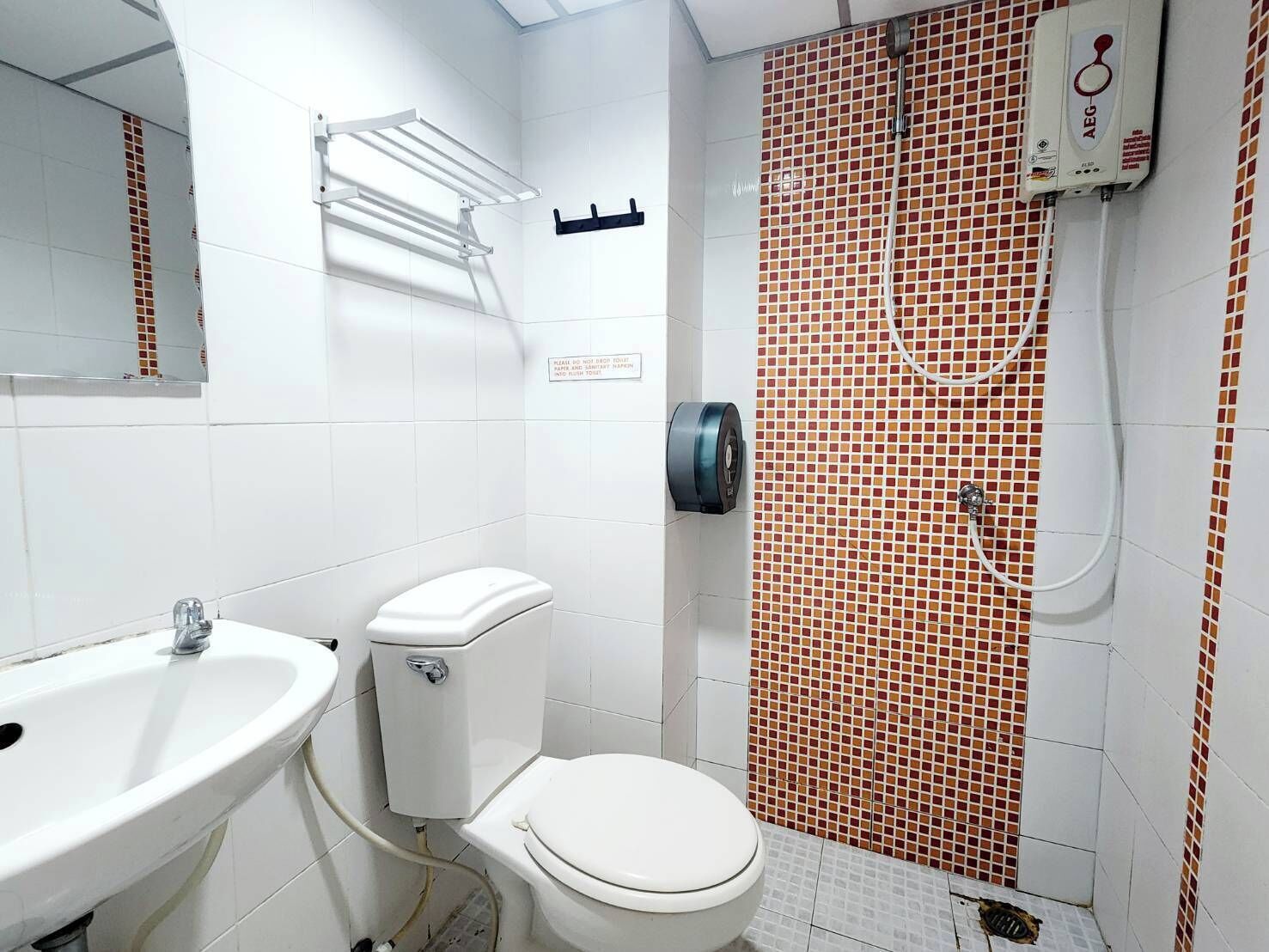 Een badkamer met toilet, wastafel en douche.