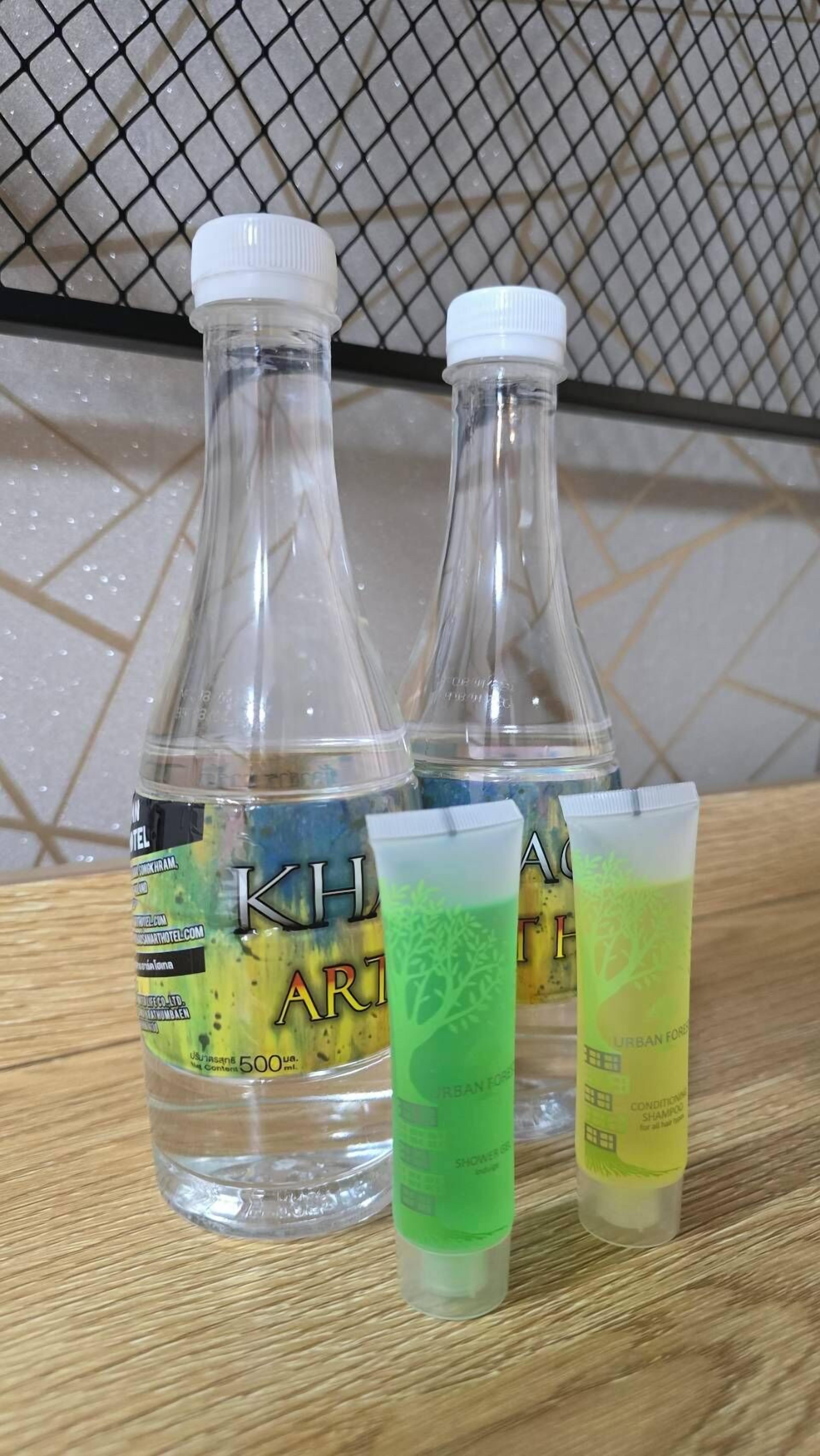 Tres ampolles de xampú sobre una superfície de fusta.