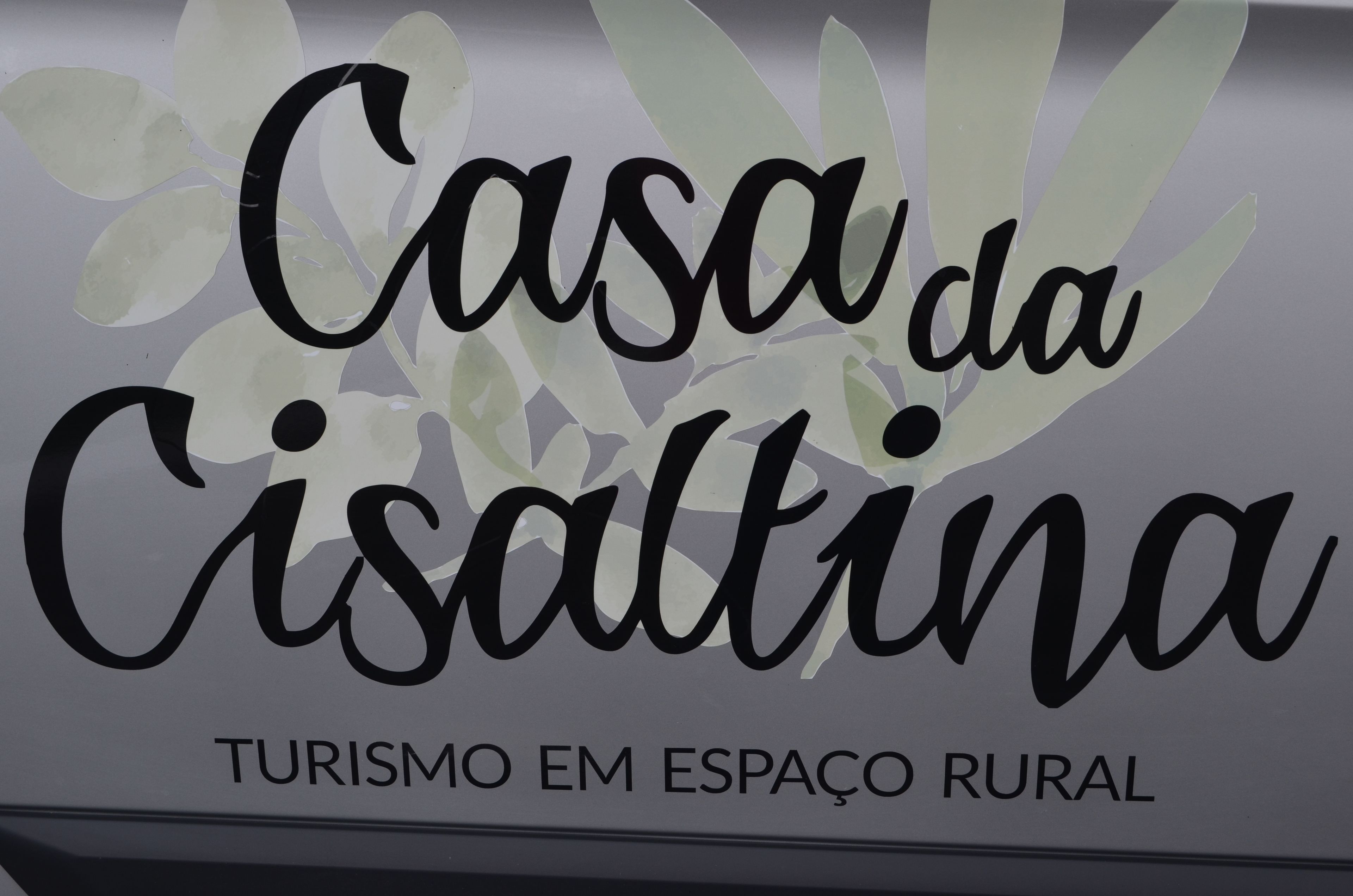 Une enseigne portant les inscriptions « Casa da Cisaltina » et « Tourisme en milieu rural ».