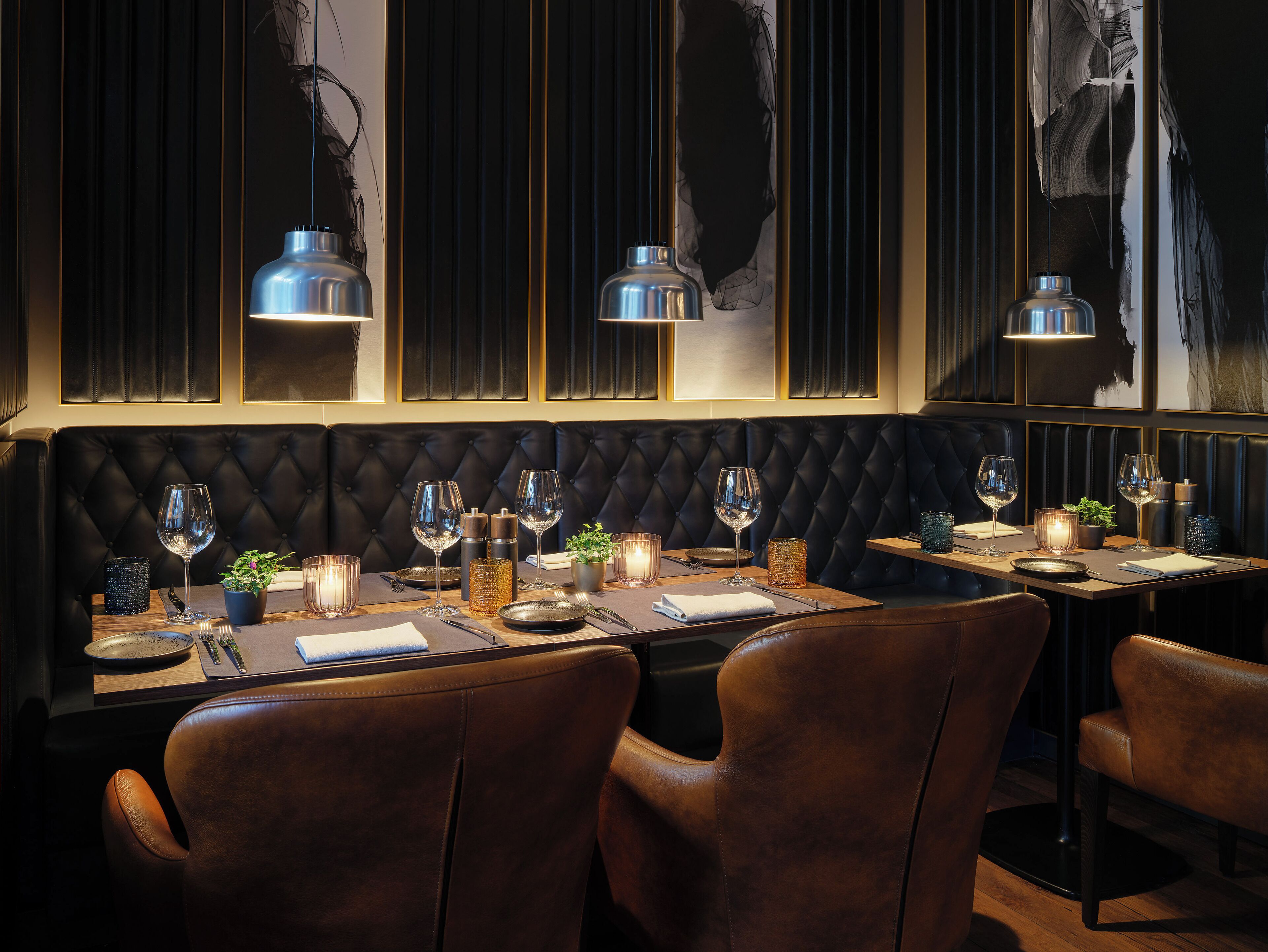 2 restaurants, lunch, dinner served; international cuisine