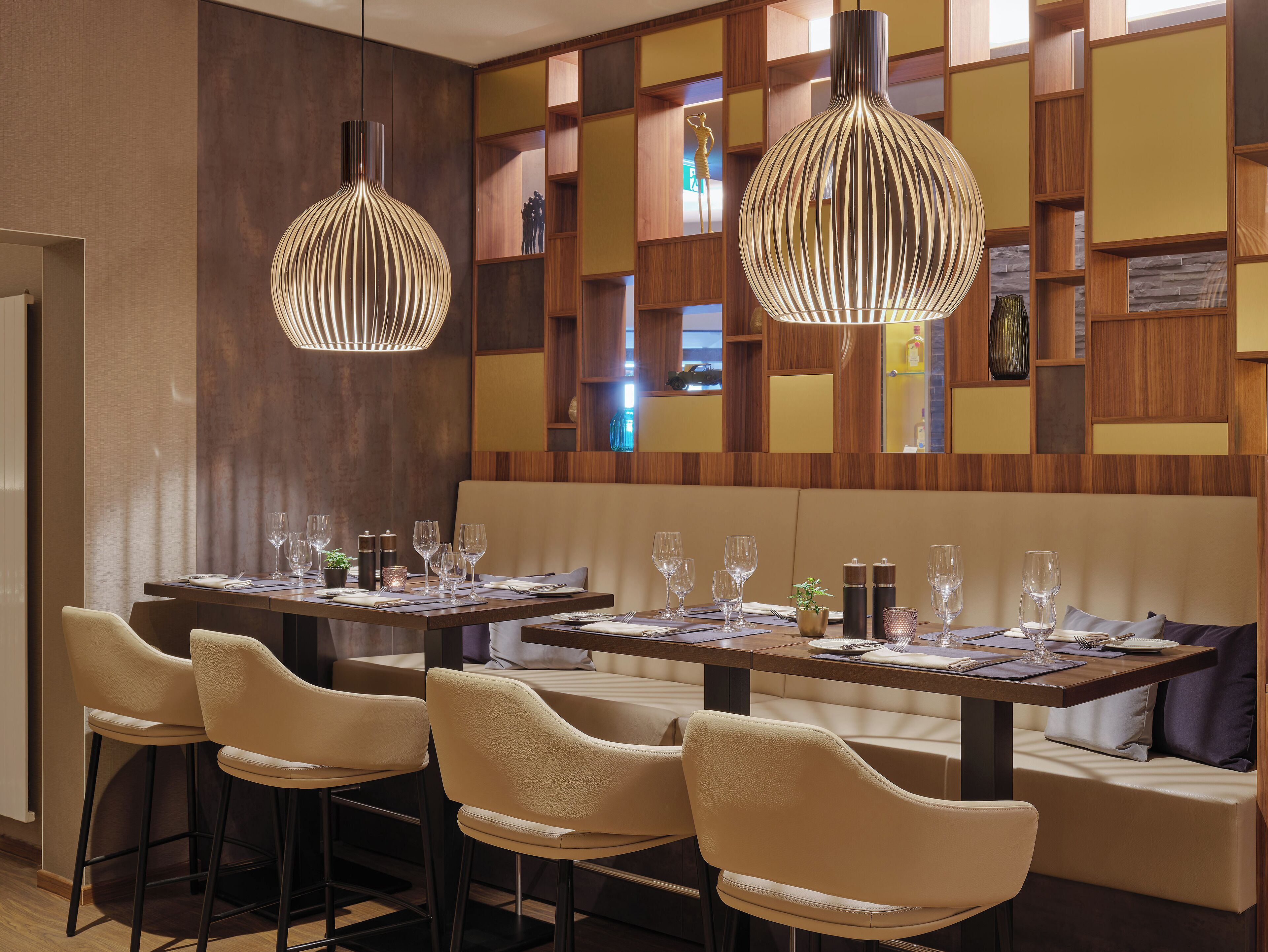 2 restaurants, lunch, dinner served; international cuisine