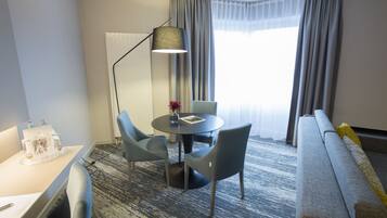 Suite junior | Área de sala de estar | Televisión de pantalla plana, tablet y películas de estreno