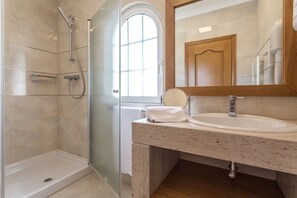 Bañera, bañera de hidromasaje, secador de pelo y bidé