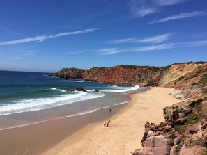 Beach nearby, sun loungers, beach towels