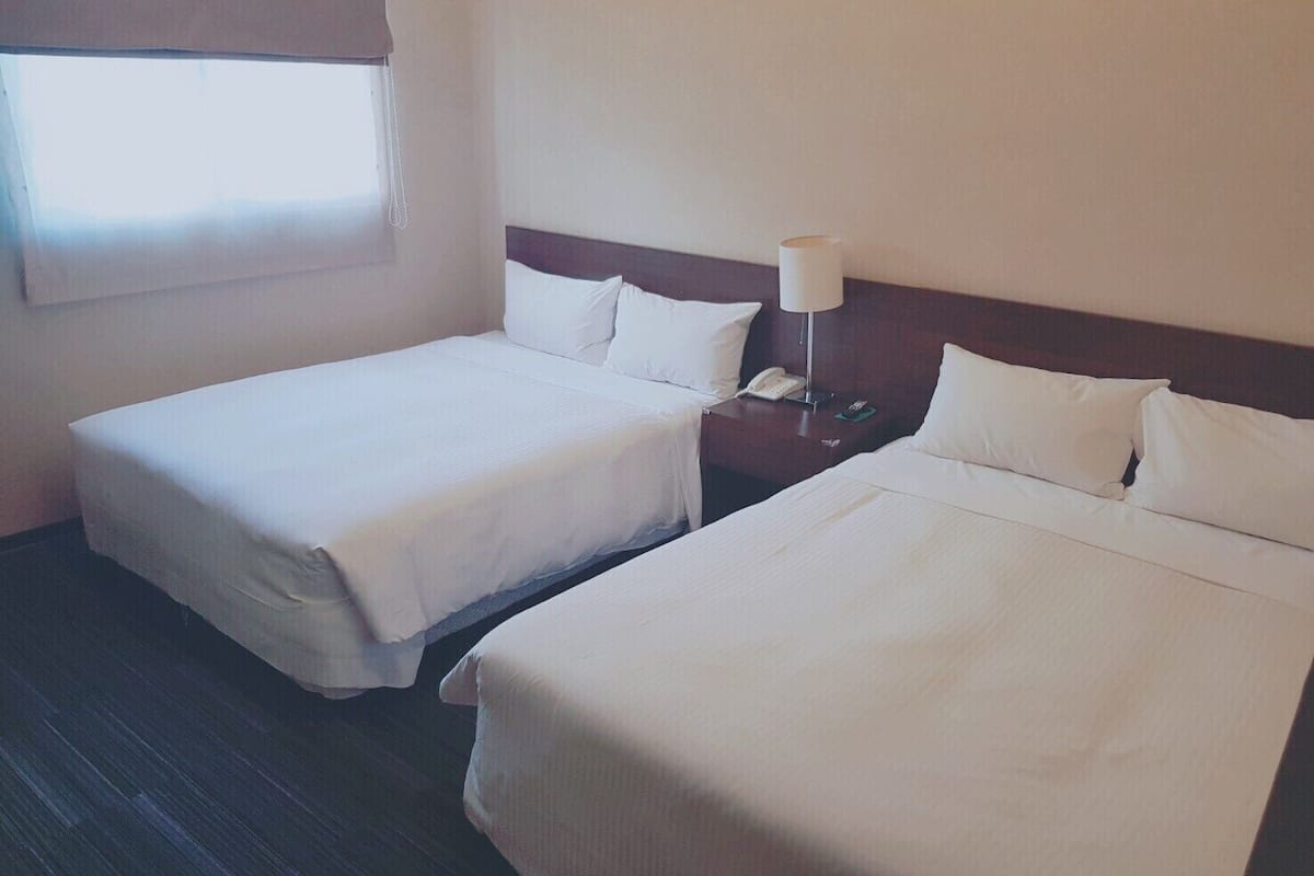 Deluxe vierpersoonskamer | Verduisterende gordijnen, gratis wifi, beddengoed