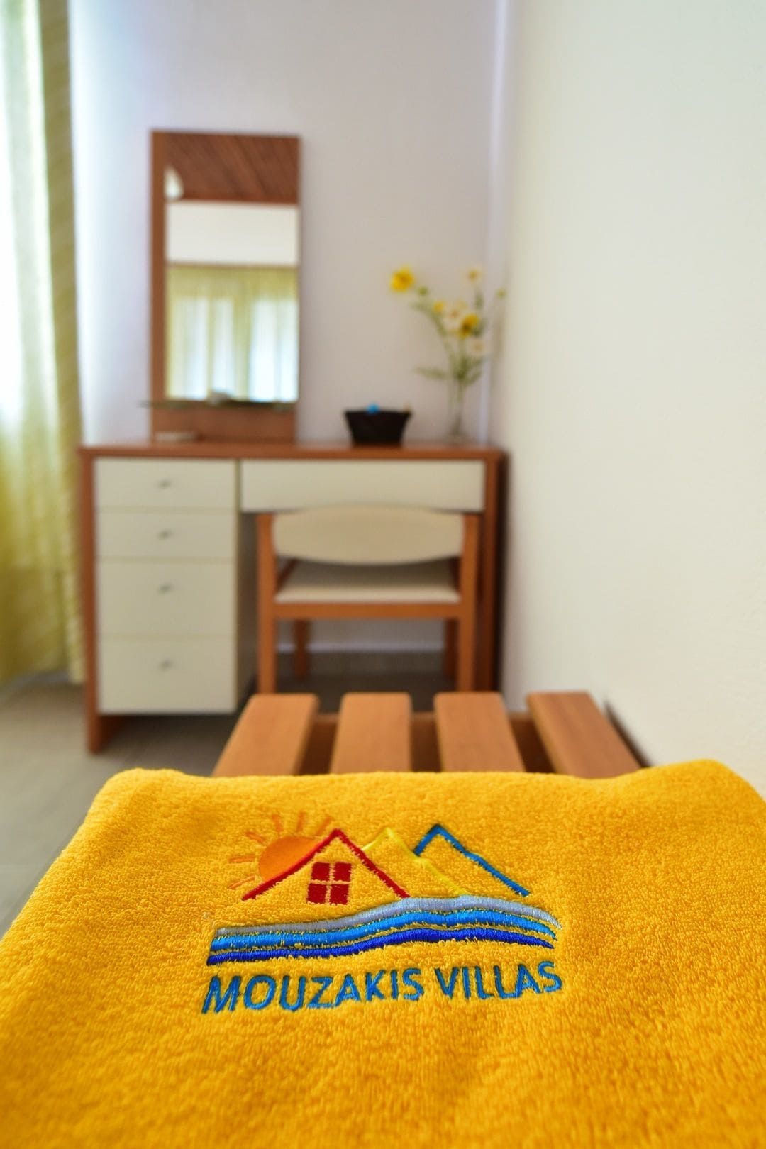 Villa, 1 Schlafzimmer (Yellow) | Wohnbereich | 32-Zoll-Flachbildfernseher mit Kabelempfang, Fernseher