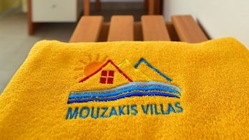 Villa, 1 Schlafzimmer (Yellow) | Wohnbereich | 32-Zoll-Flachbildfernseher mit Kabelempfang, Fernseher