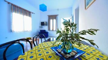 Villa, 2 Schlafzimmer (Blue) | Essbereich im Zimmer