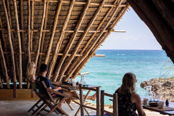 Menyajikan hidangan lokal dan internasional