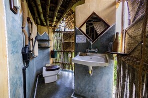 Bungalow básico | Baño | Regadera, amenidades de baño ecológicas, toallas 