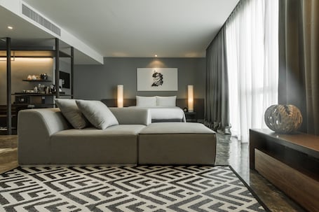 Z Suite | 1 bedroom, minibar, in-room safe, blackout drapes