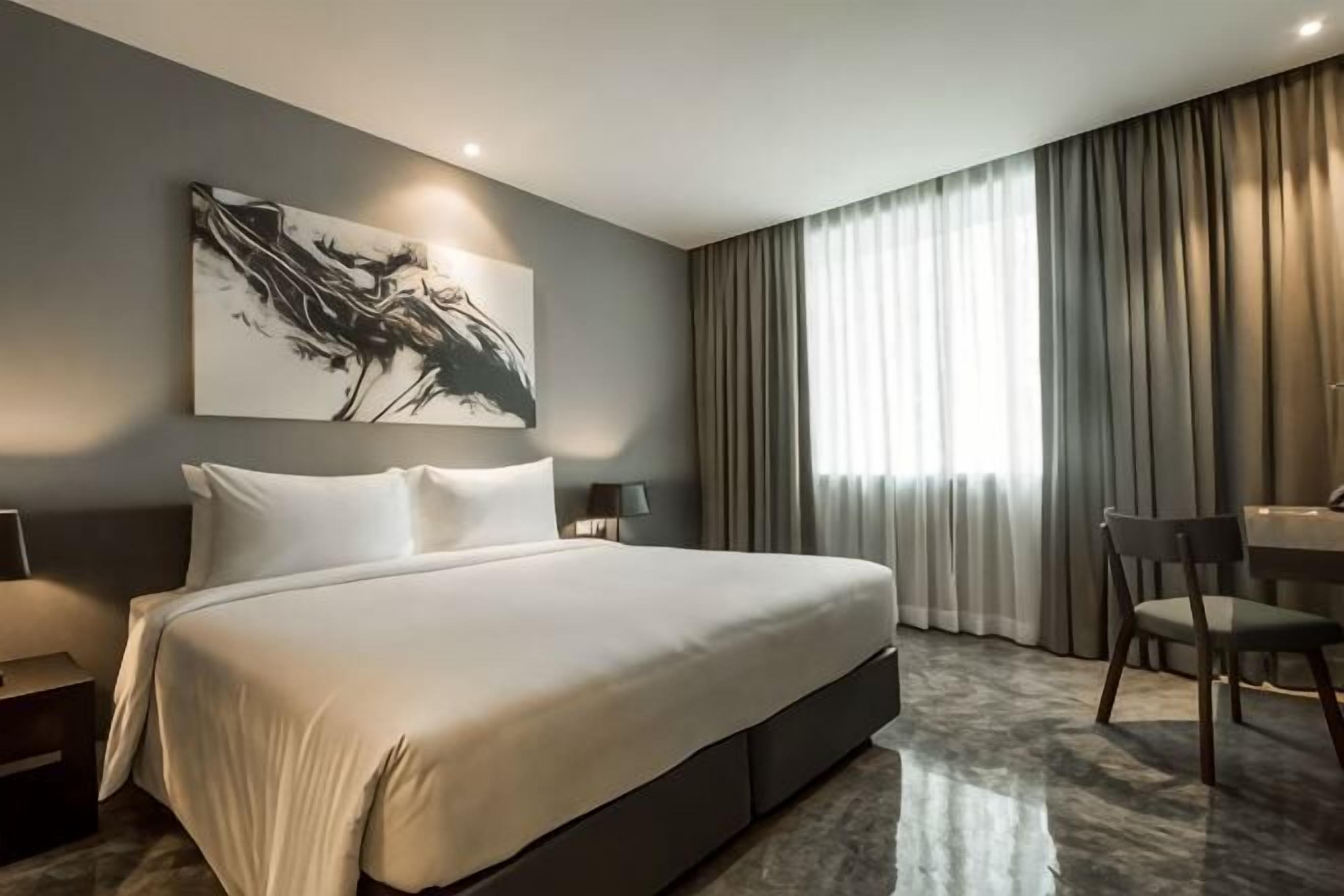 Minibar, brankas, tirai kedap cahaya, dan kedap suara